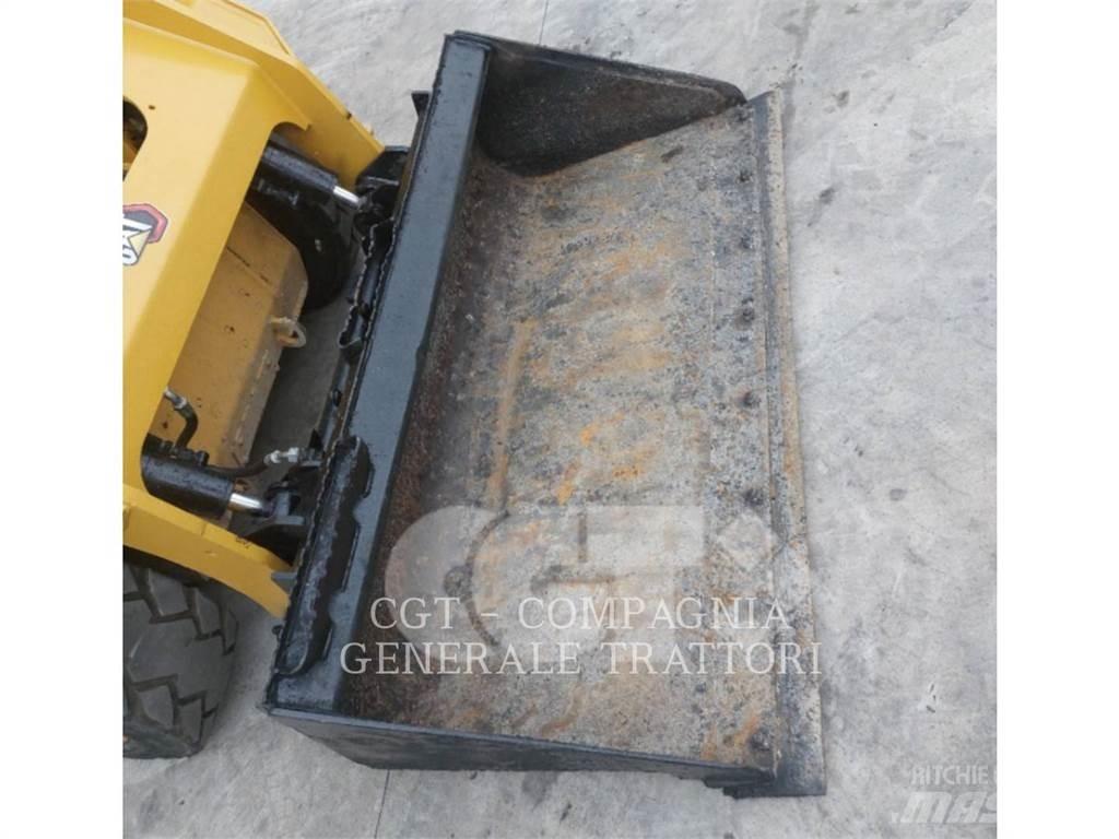 CAT 242D3 滑移轉向裝載機