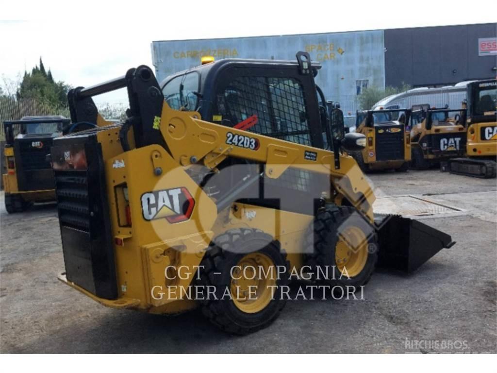 CAT 242D3 滑移轉向裝載機