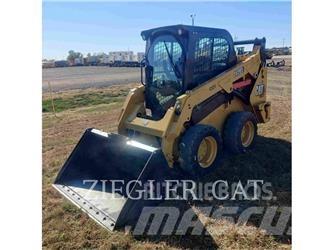 CAT 242D3 滑移轉向裝載機