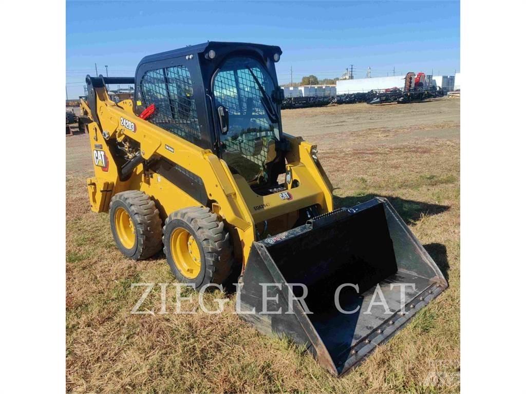 CAT 242D3 滑移轉向裝載機