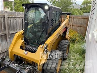 CAT 242D3 滑移轉向裝載機