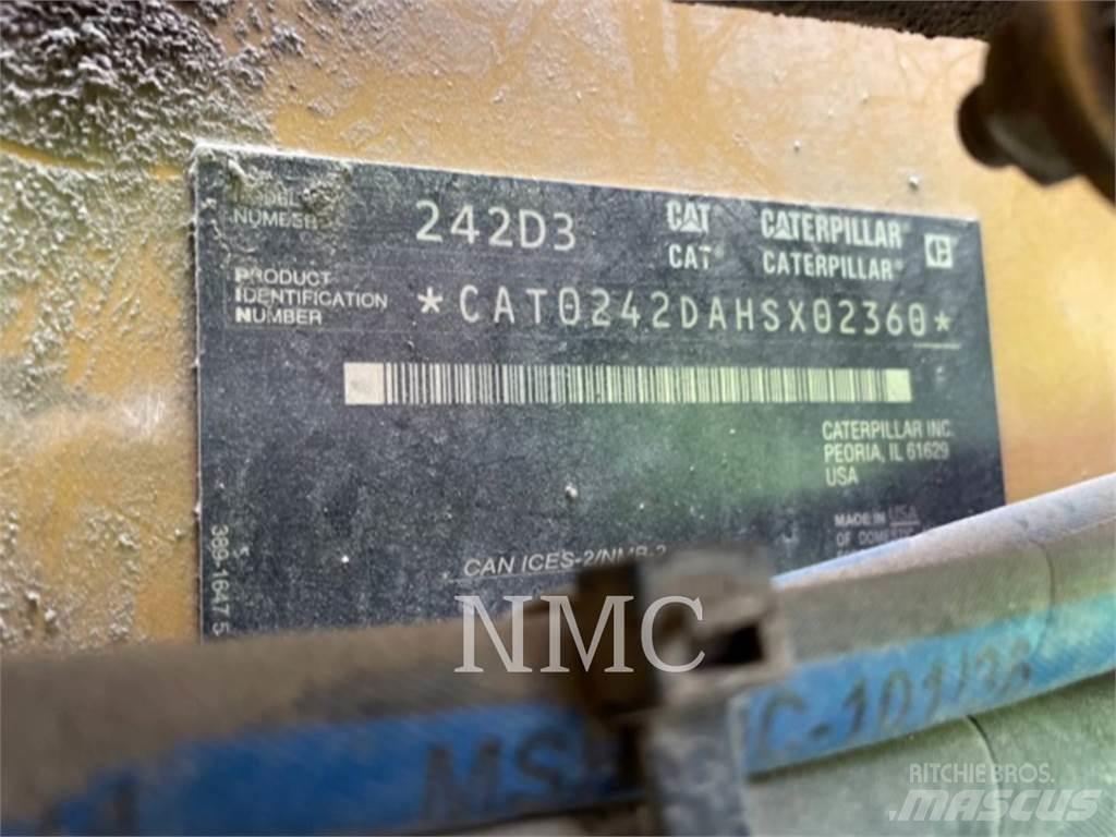 CAT 242D3 滑移轉向裝載機