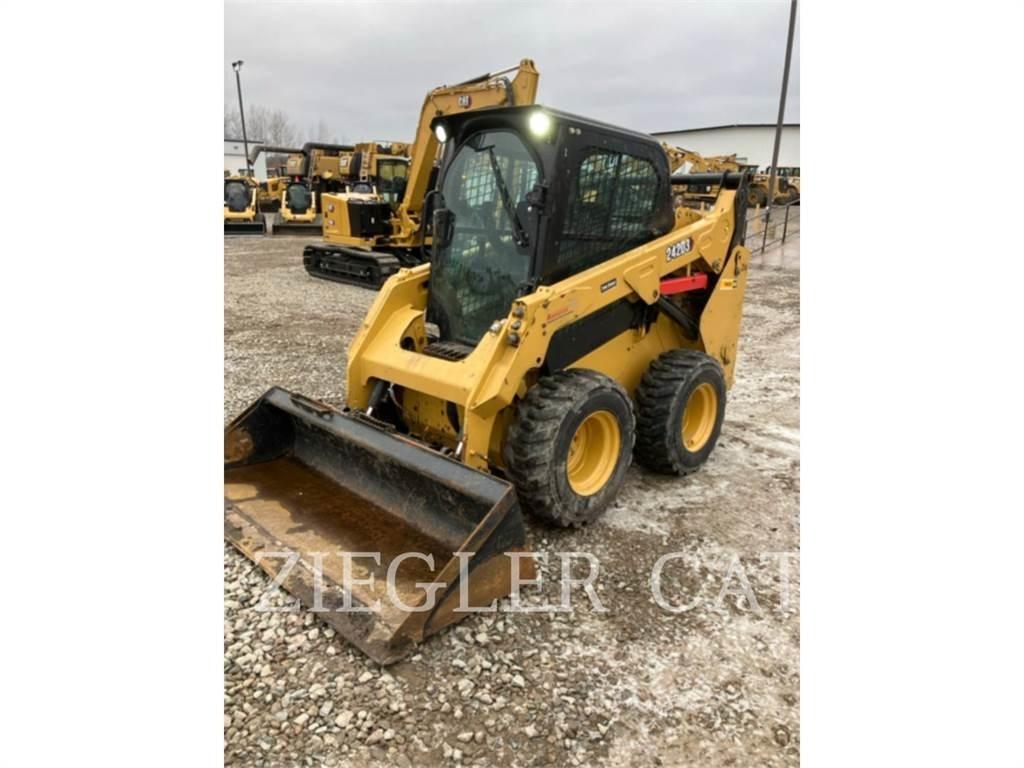 CAT 242D3 滑移轉向裝載機