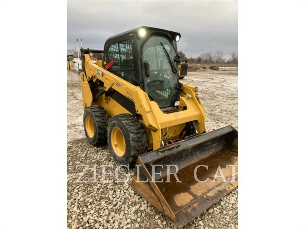 CAT 242D3 滑移轉向裝載機