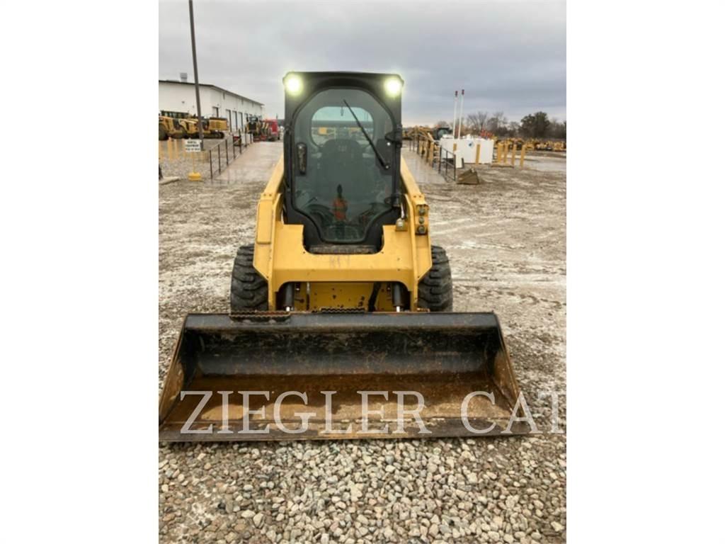 CAT 242D3 滑移轉向裝載機