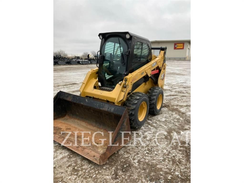 CAT 242D3 滑移轉向裝載機