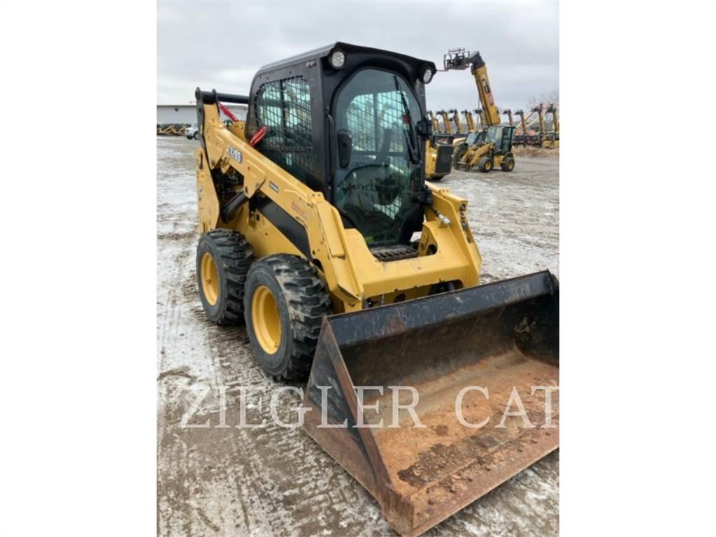 CAT 242D3 滑移轉向裝載機