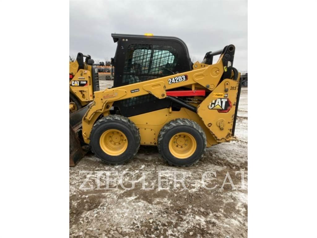 CAT 242D3 滑移轉向裝載機