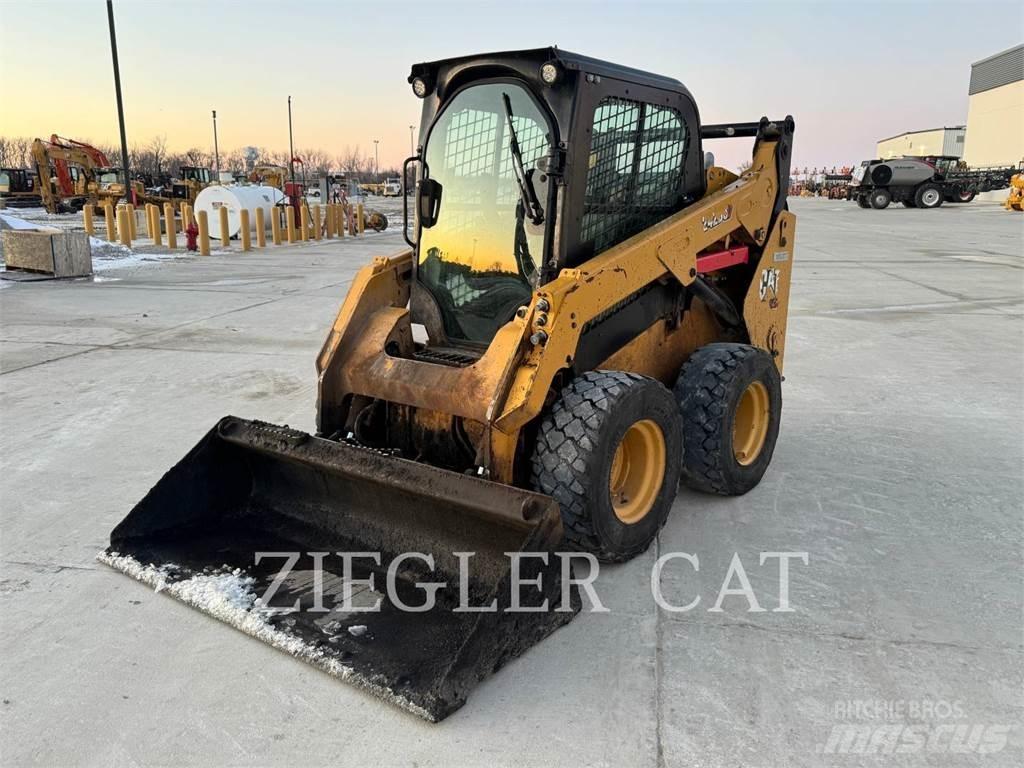 CAT 242D3 滑移轉向裝載機
