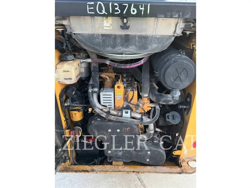 CAT 242D3 滑移轉向裝載機