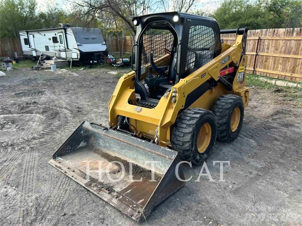 CAT 242D3 滑移轉向裝載機