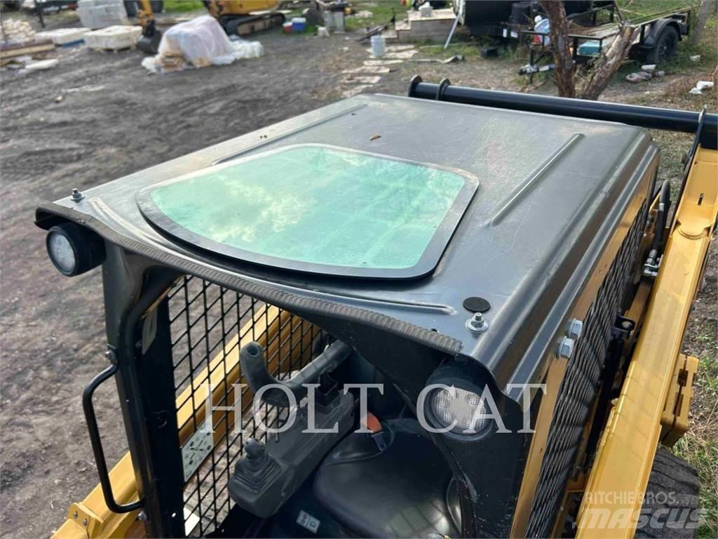 CAT 242D3 滑移轉向裝載機