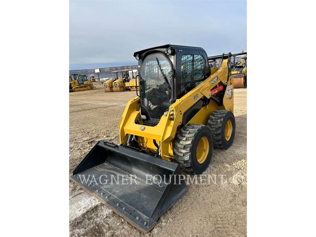 CAT 242D3 滑移轉向裝載機