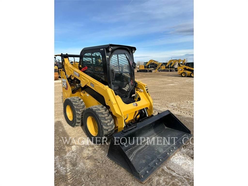 CAT 242D3 滑移轉向裝載機