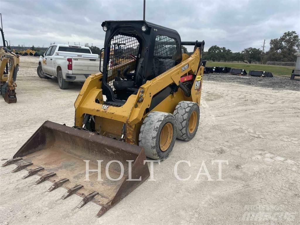 CAT 242D3 滑移轉向裝載機