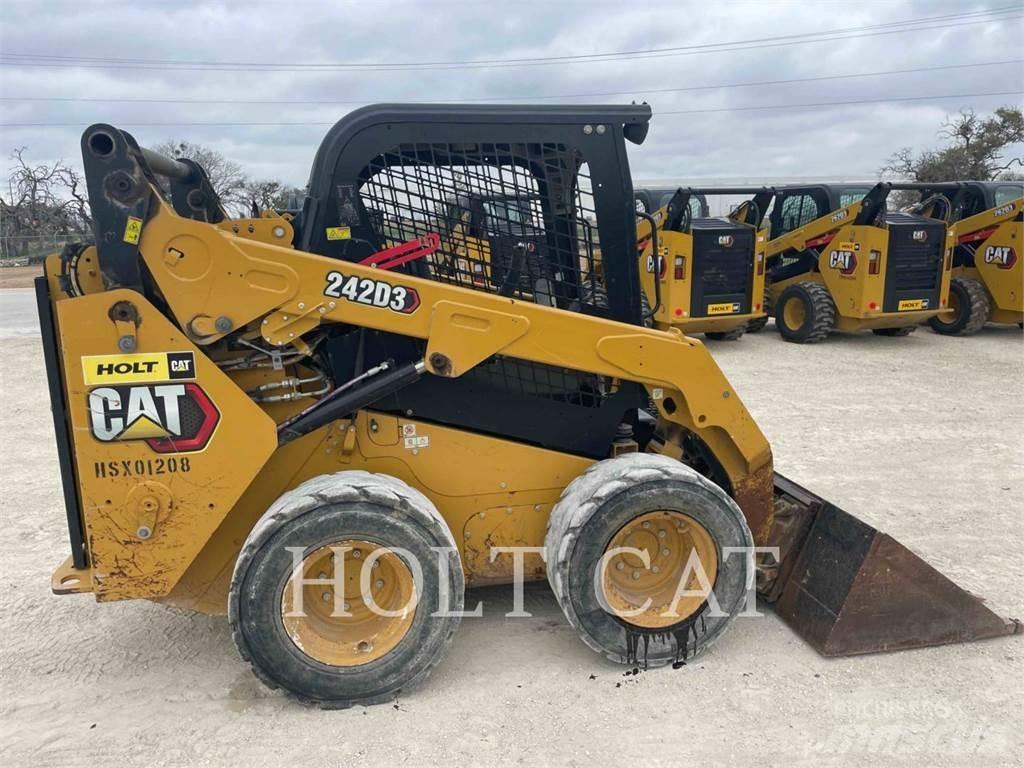 CAT 242D3 滑移轉向裝載機