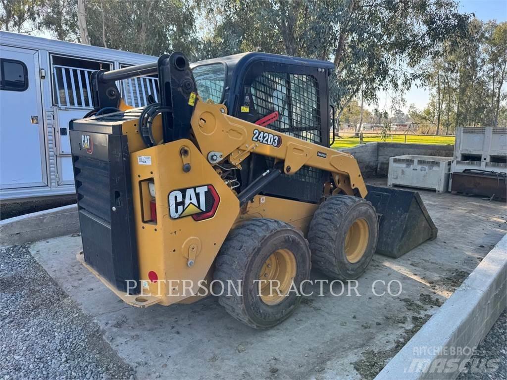 CAT 242D3 滑移轉向裝載機