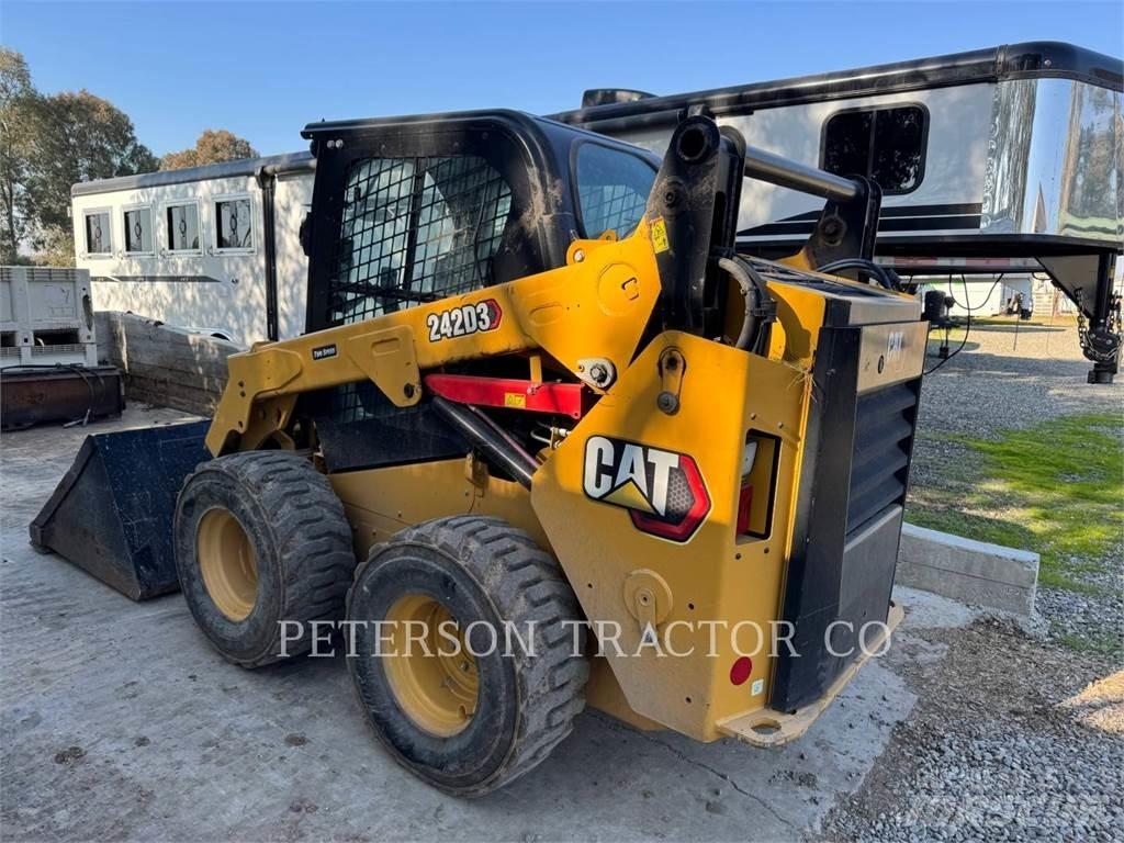 CAT 242D3 滑移轉向裝載機