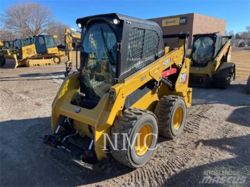 CAT 242D3 滑移轉向裝載機