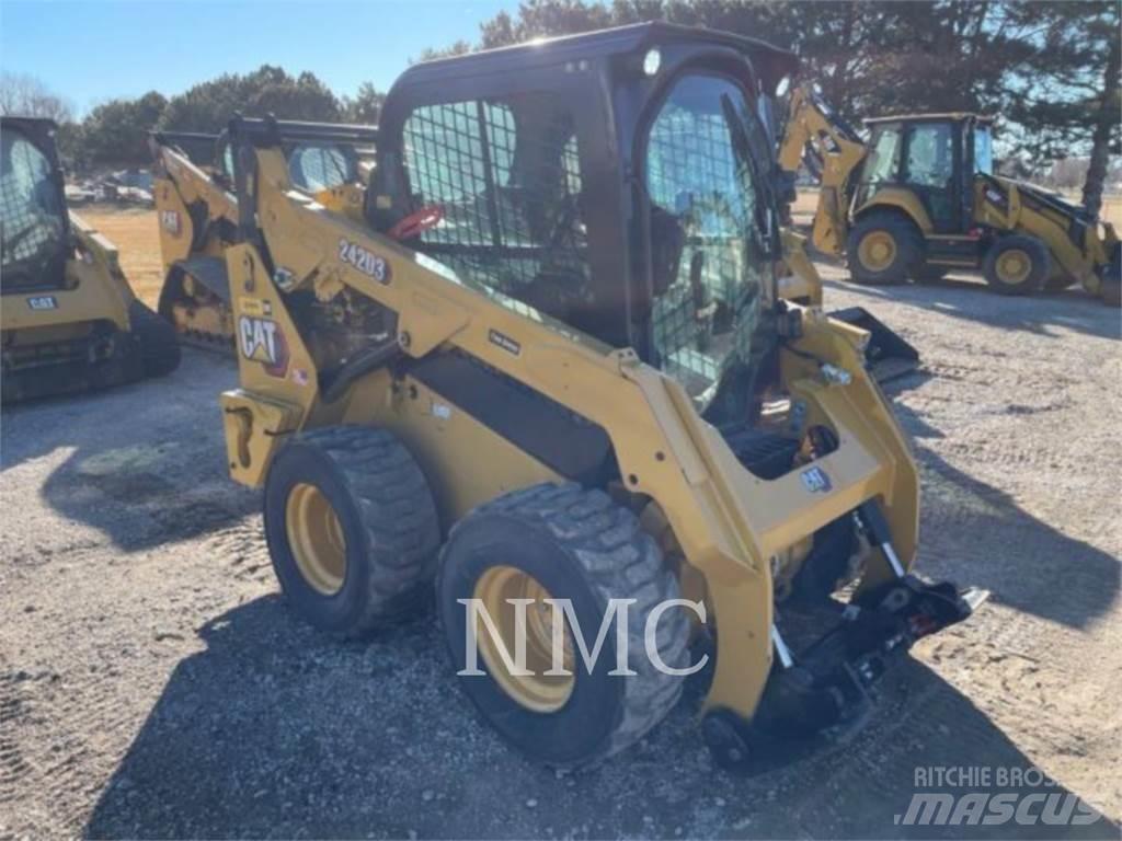 CAT 242D3 滑移轉向裝載機
