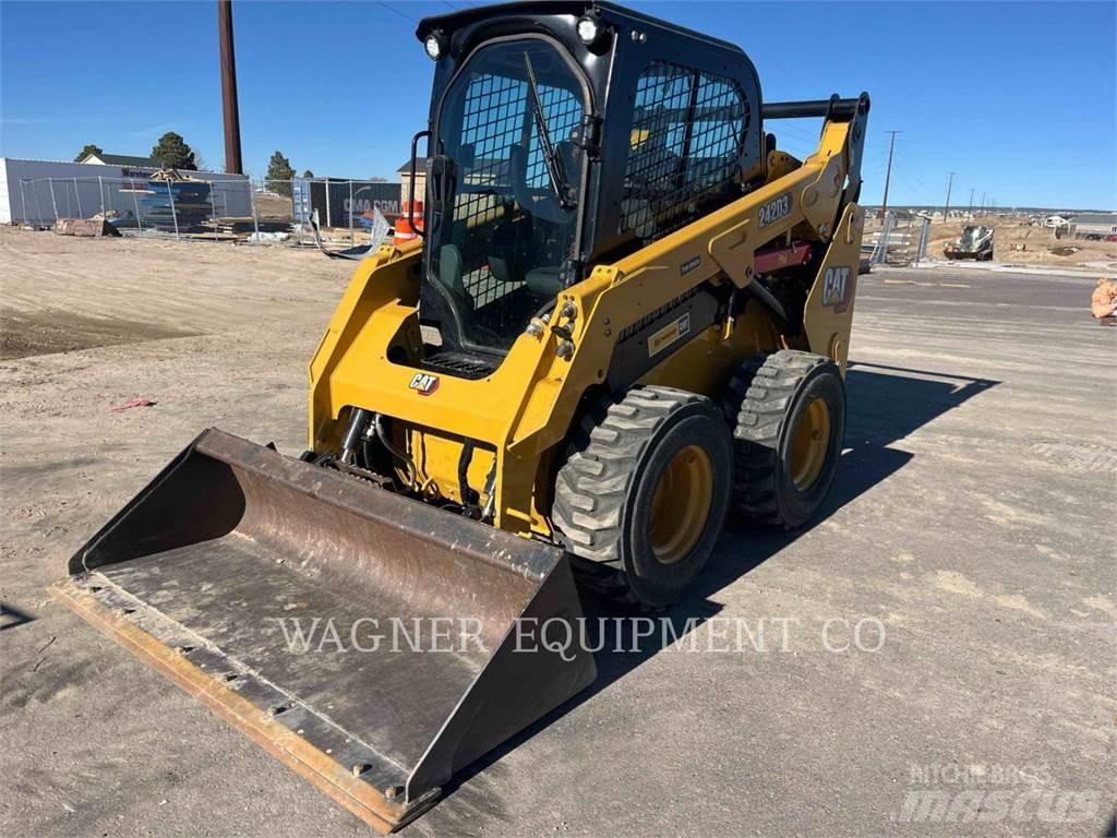 CAT 242D3 滑移轉向裝載機