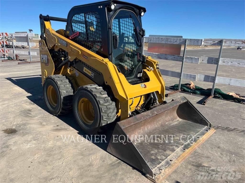CAT 242D3 滑移轉向裝載機