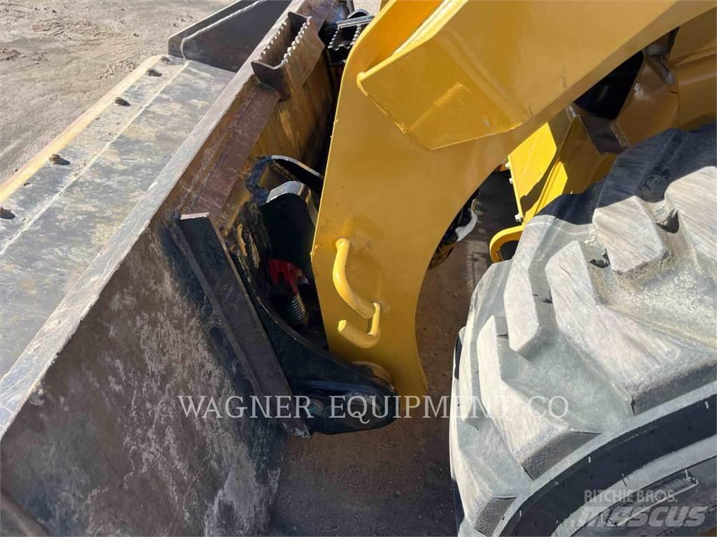 CAT 242D3 滑移轉向裝載機