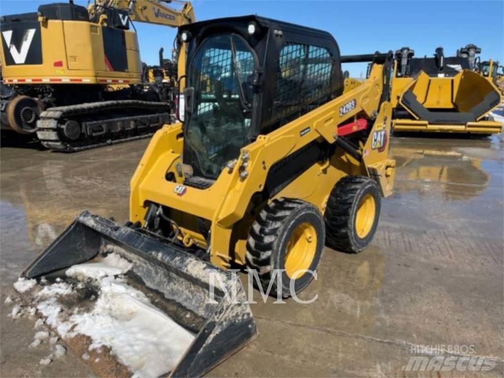 CAT 242D3 滑移轉向裝載機