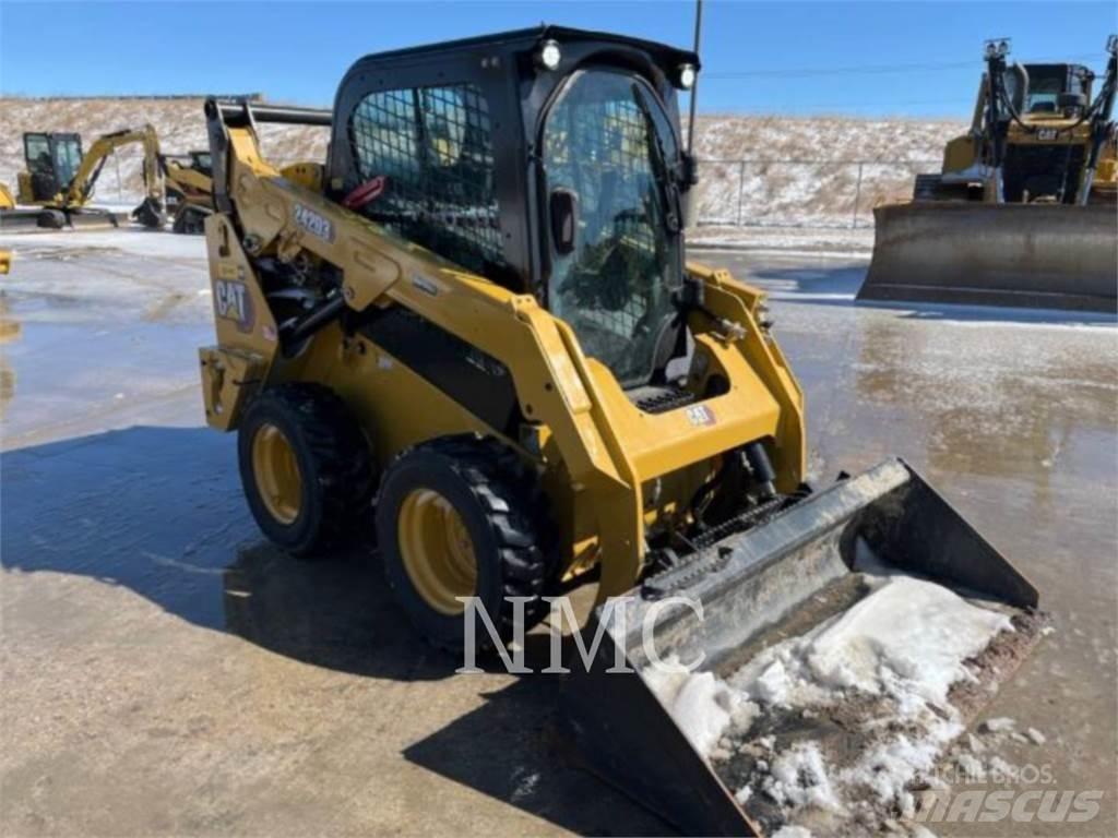 CAT 242D3 滑移轉向裝載機