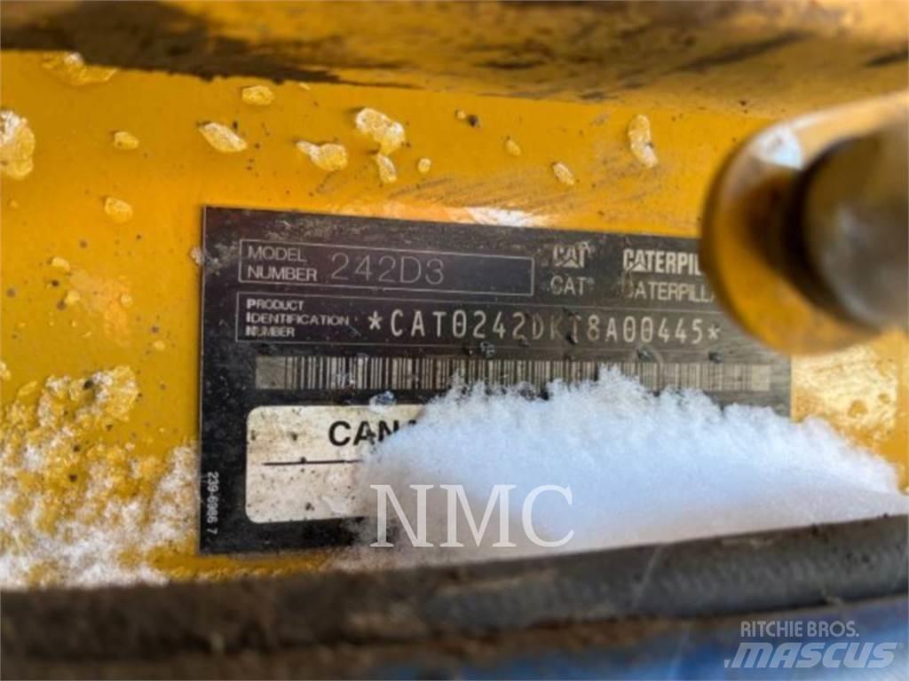 CAT 242D3 滑移轉向裝載機