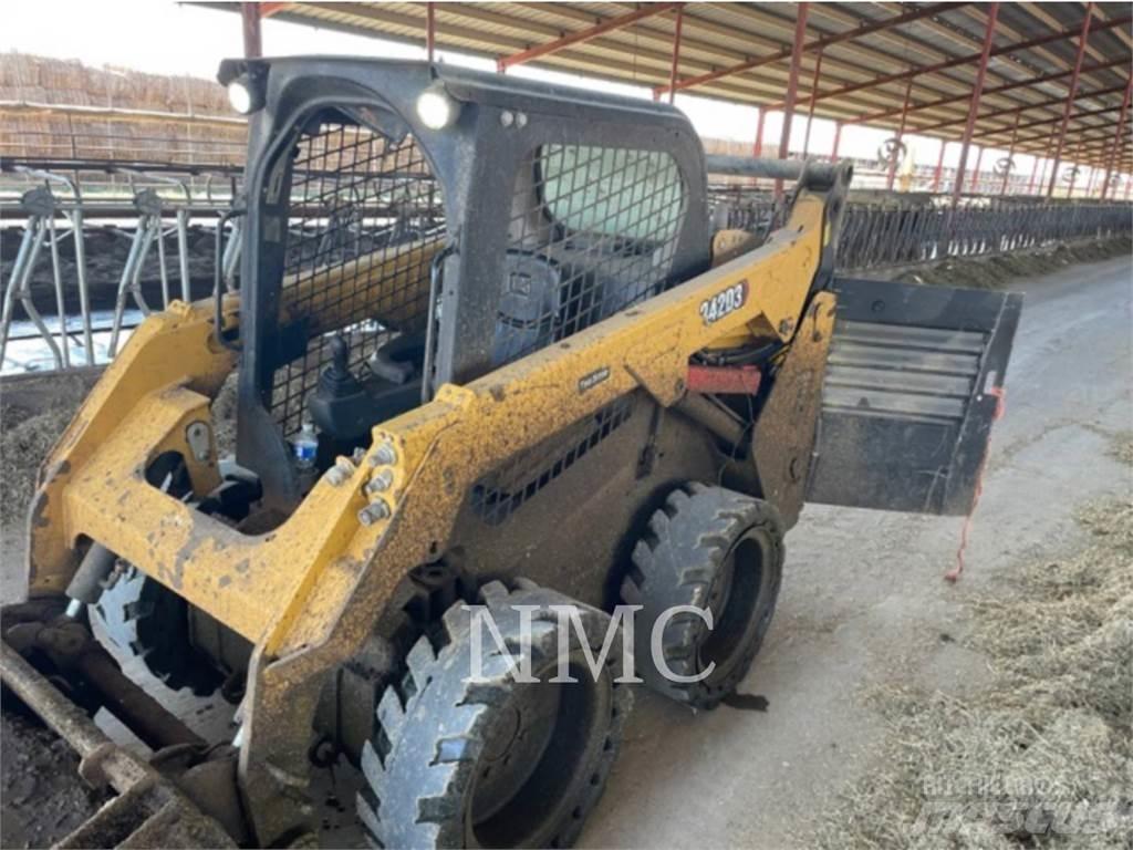 CAT 242D3 滑移轉向裝載機