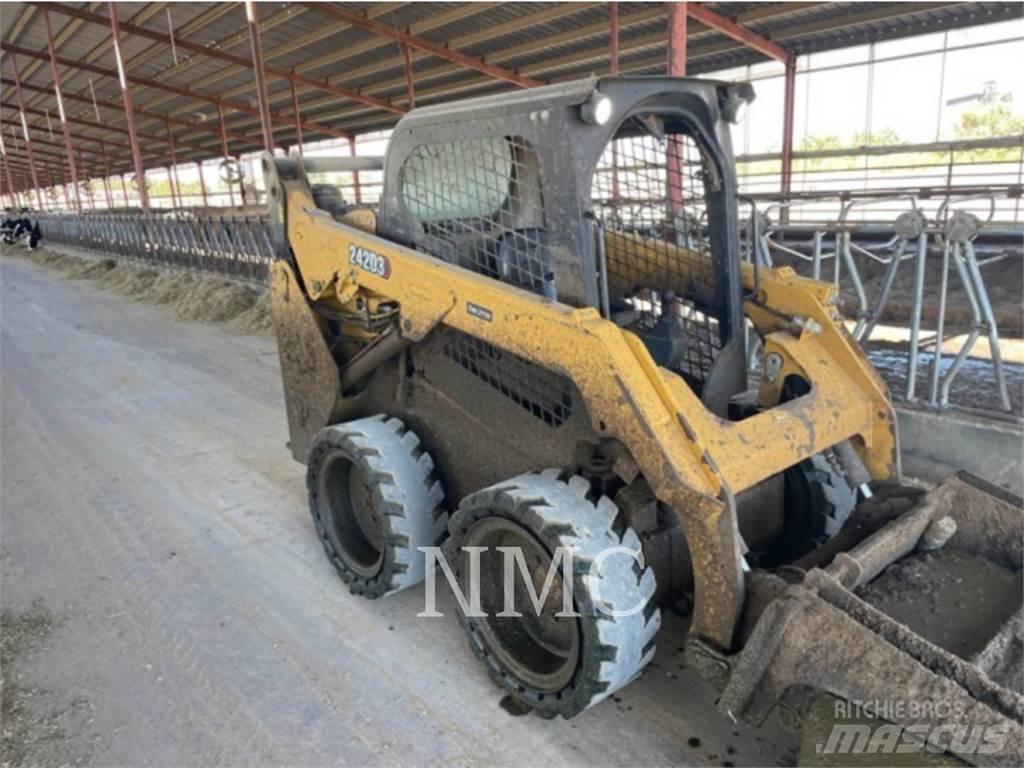 CAT 242D3 滑移轉向裝載機