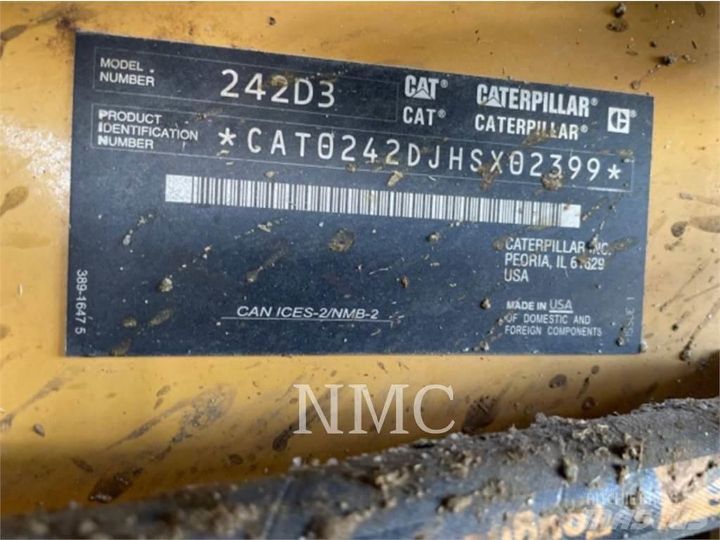 CAT 242D3 滑移轉向裝載機