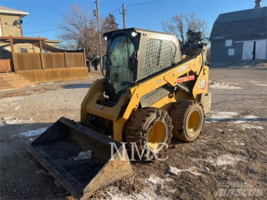 CAT 242D3 滑移轉向裝載機