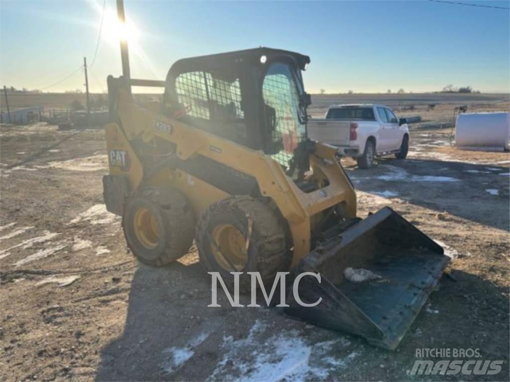 CAT 242D3 滑移轉向裝載機