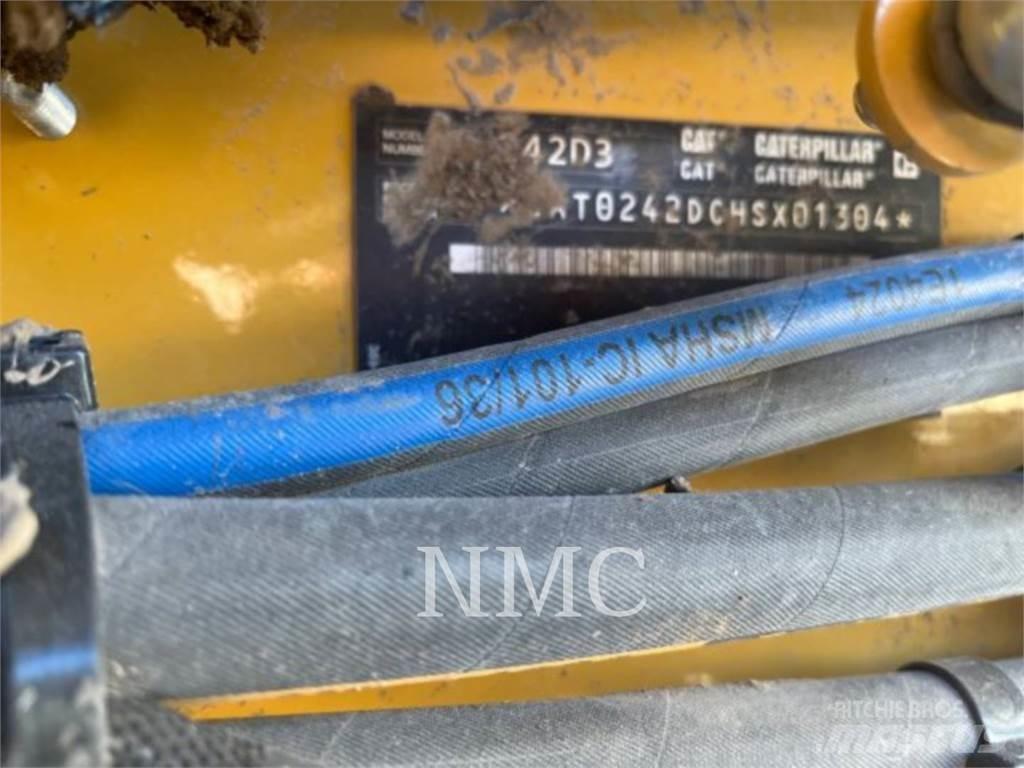 CAT 242D3 滑移轉向裝載機