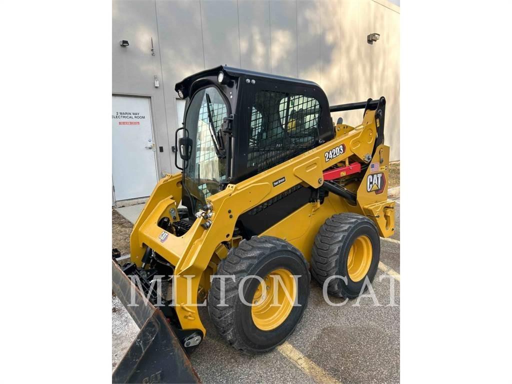 CAT 242D3 滑移轉向裝載機