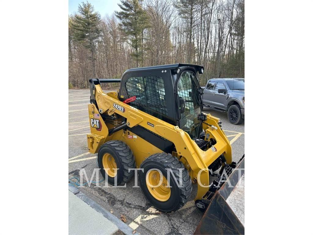 CAT 242D3 滑移轉向裝載機