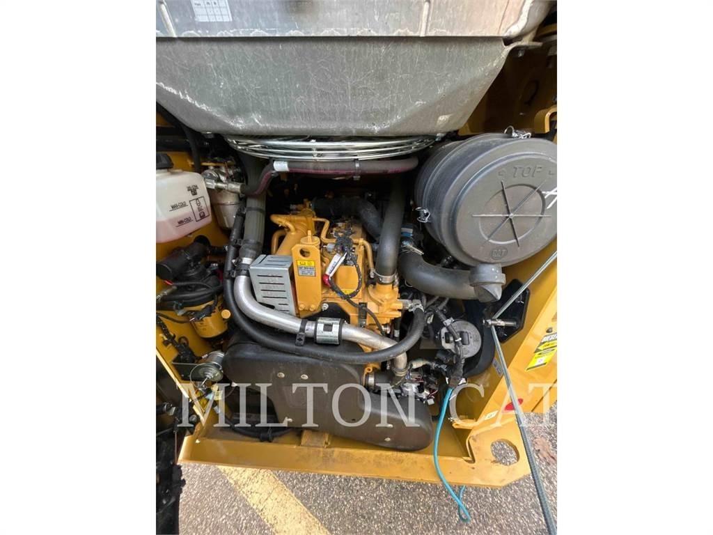 CAT 242D3 滑移轉向裝載機