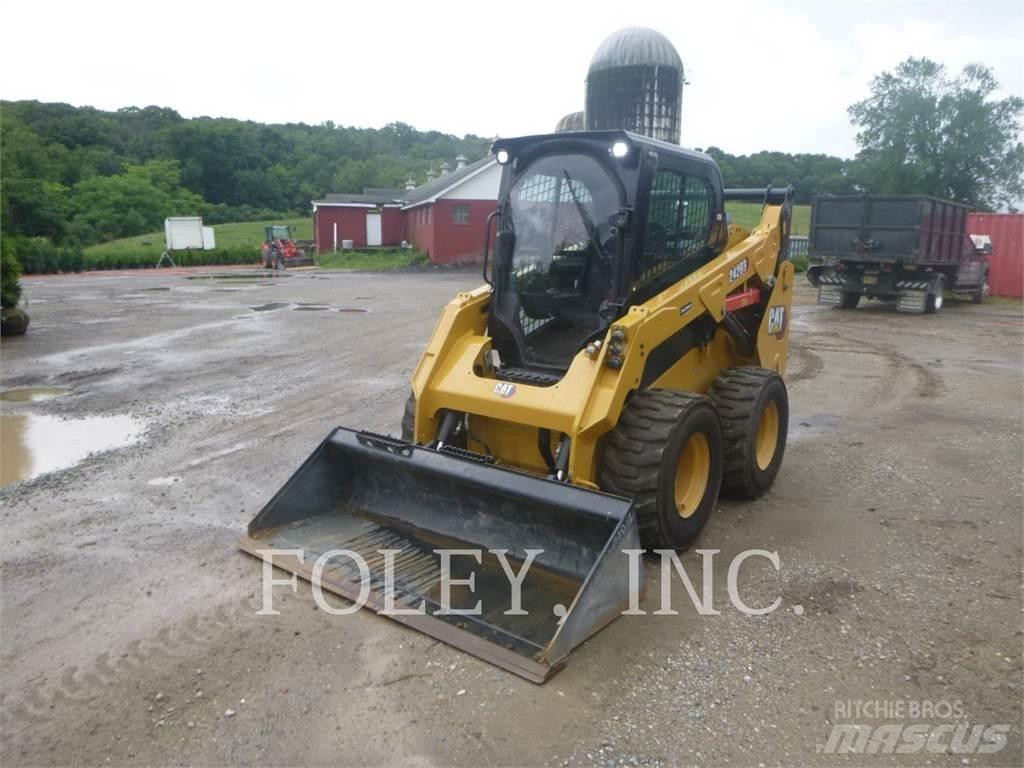CAT 242D3 滑移轉向裝載機
