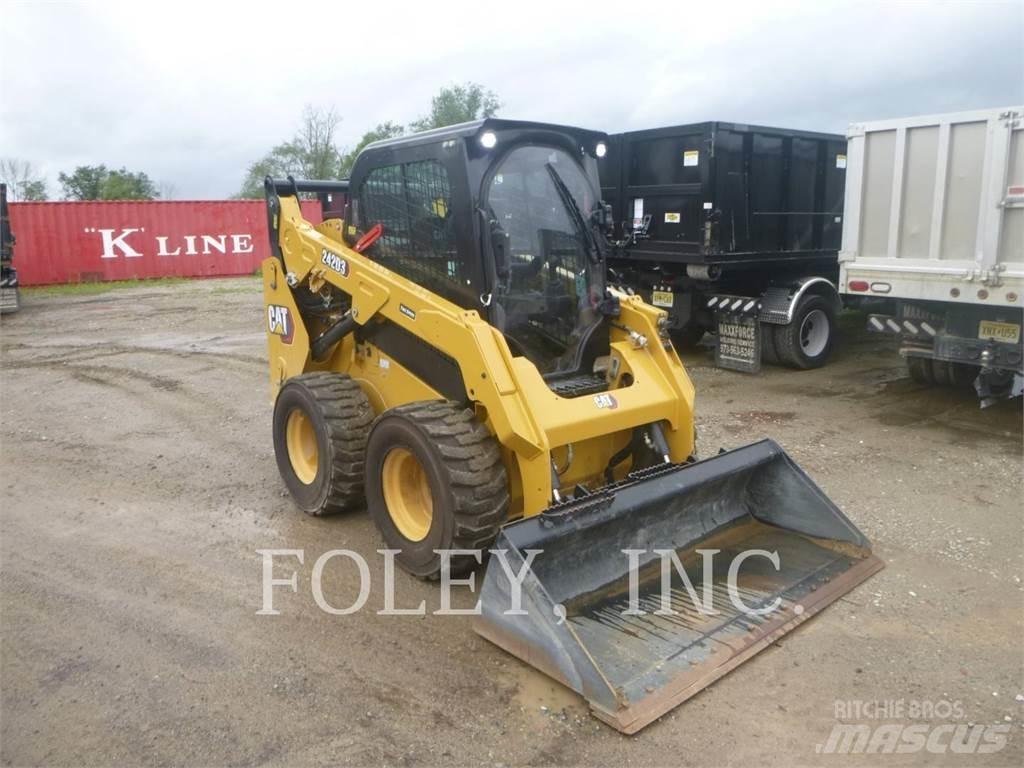 CAT 242D3 滑移轉向裝載機