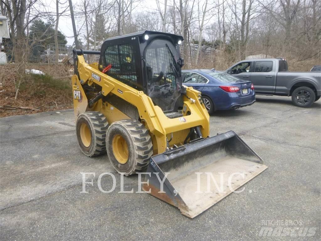 CAT 242D3 滑移轉向裝載機