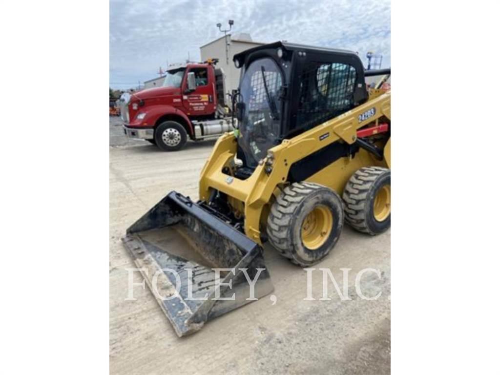 CAT 242D3 滑移轉向裝載機