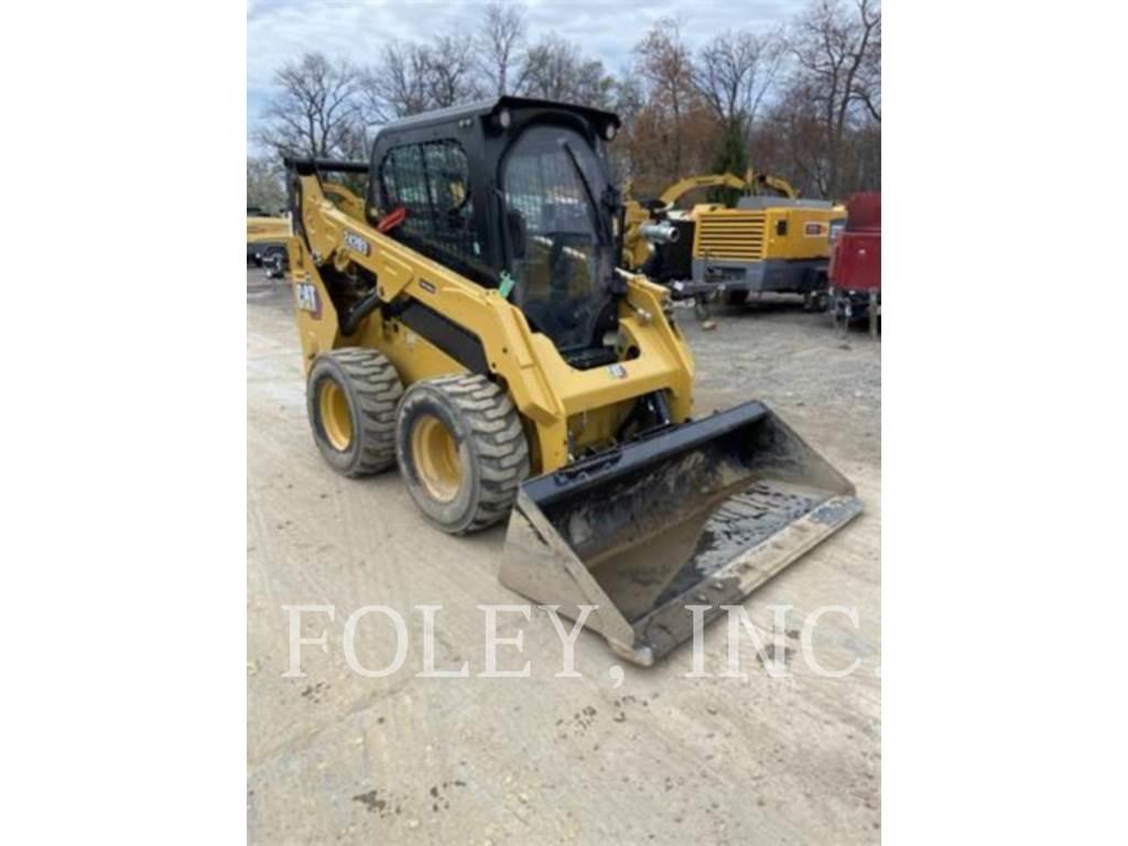 CAT 242D3 滑移轉向裝載機