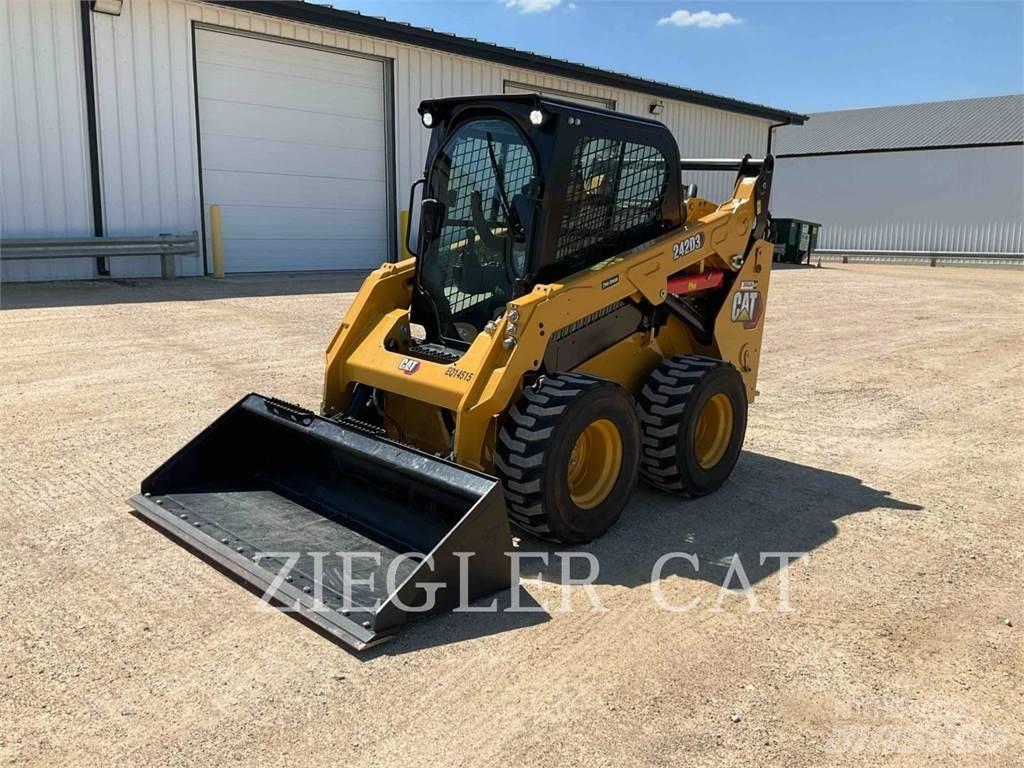 CAT 242D3 滑移轉向裝載機