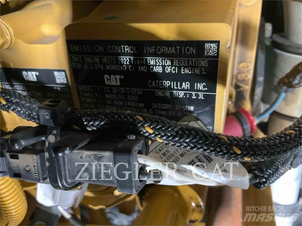 CAT 242D3 滑移轉向裝載機