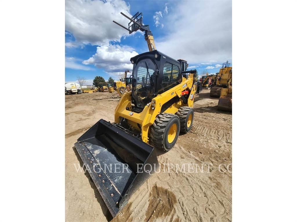CAT 242D3 滑移轉向裝載機