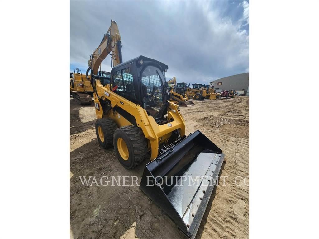 CAT 242D3 滑移轉向裝載機