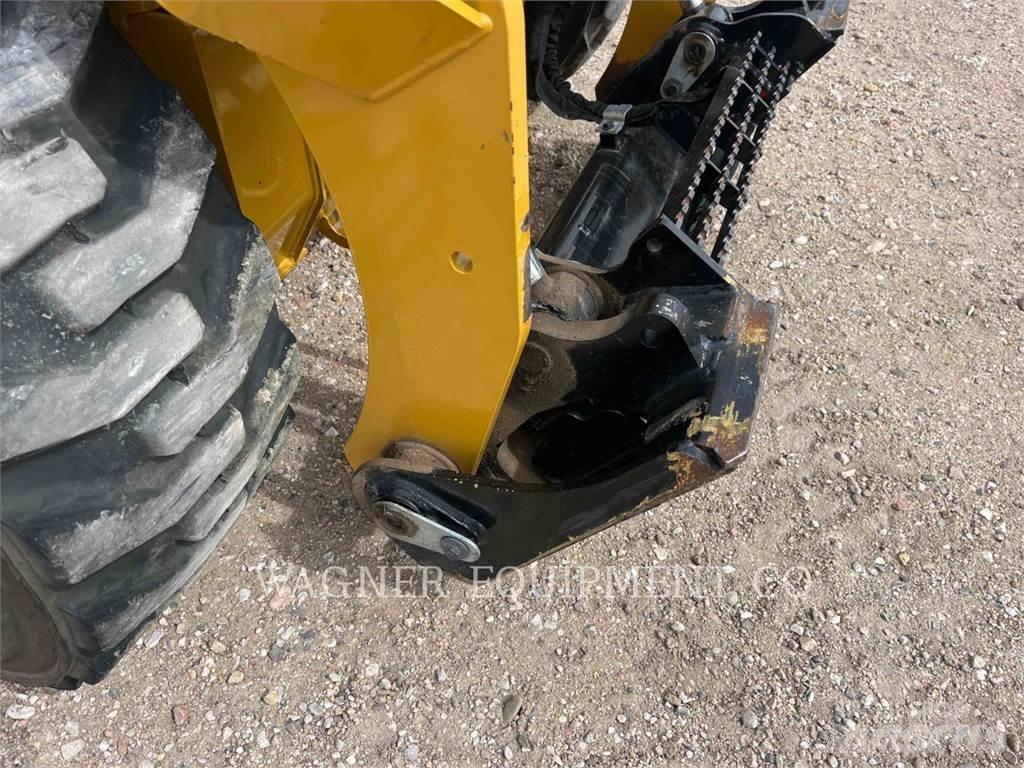 CAT 242D3 滑移轉向裝載機
