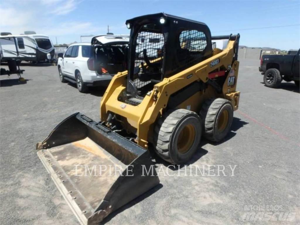 CAT 242D3 滑移轉向裝載機